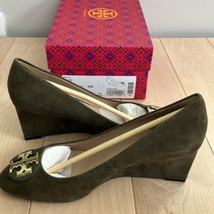 NWT Tory Burch Luna 65MM Wedge in Forest Moss